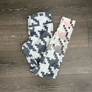 ALO Yoga Women's Gray Airbrush Pixel Active Leggings Size Small Ombré Stretch‎